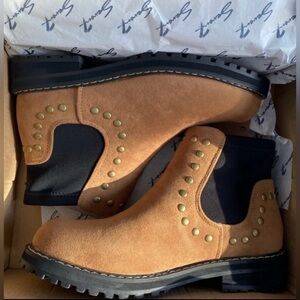 •NIB•Seven7 Romanoff Waterproof Ankle Boot-OAK